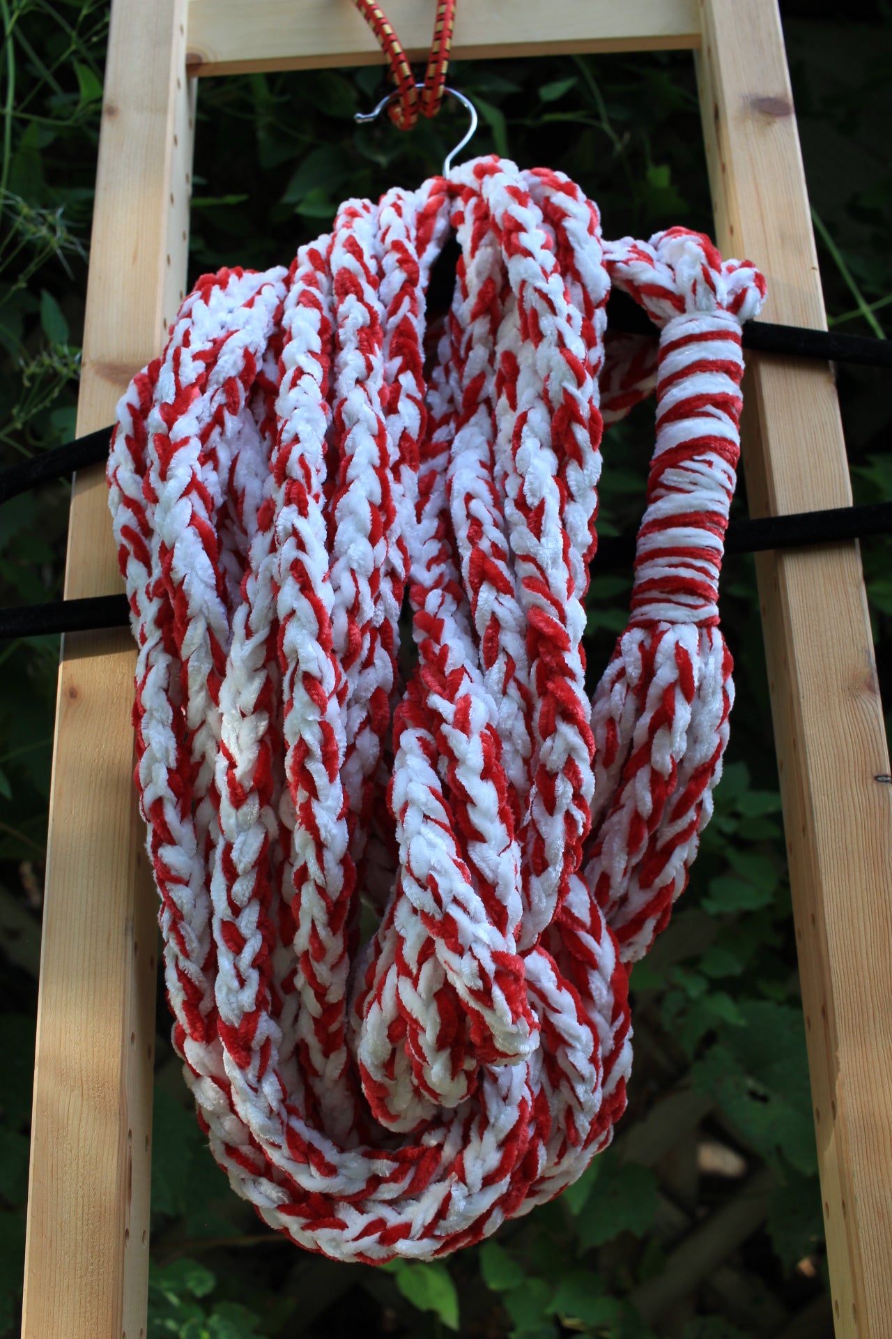 "Razorback White" Luscious Lei - Medium, Triple